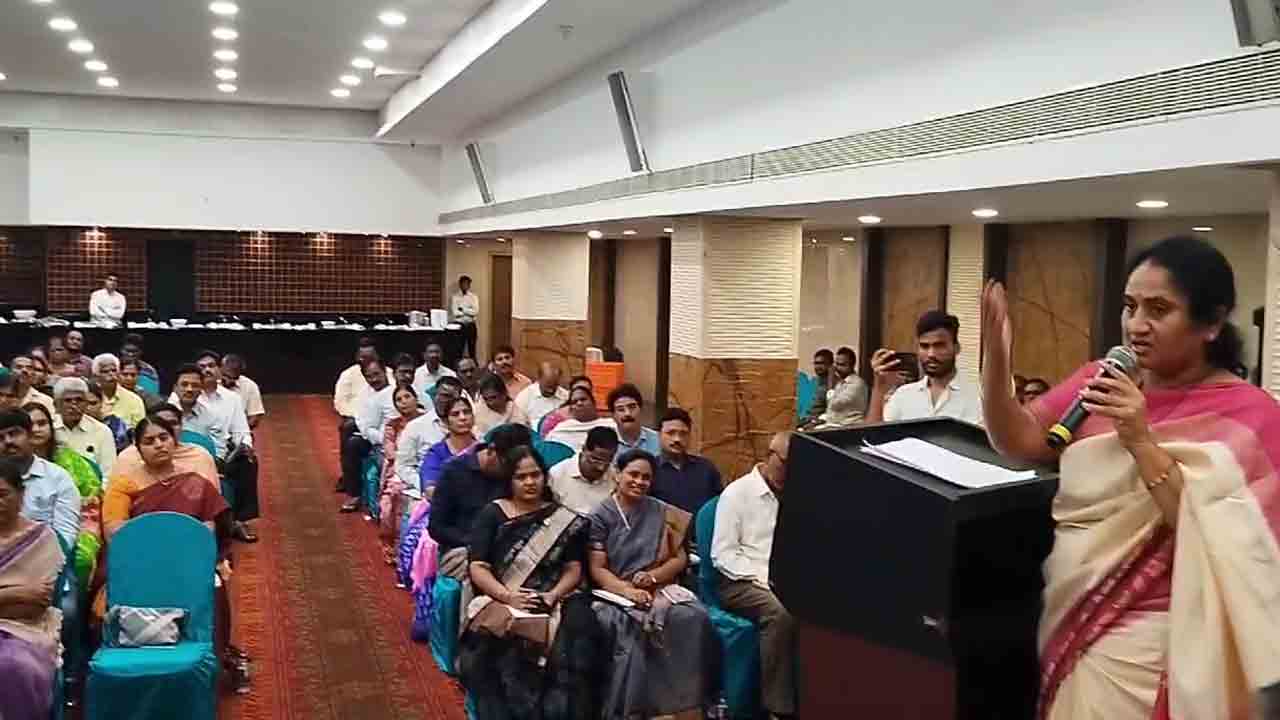 Minister Savita: బీసీ కుల వృత్తుల్లో నైపుణ్యం పెంచి జీవనోపాధి పెంపొందించేలా ఆర్థిక చేయూత..