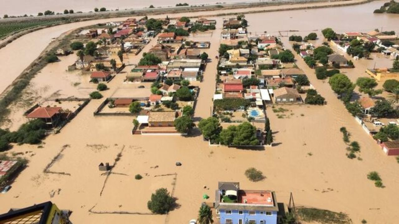 Floods In Spain: వరదల బీభత్సం.. కొట్టుకుపోతున్న కార్లు.. పట్టాలు తప్పిన రైలు