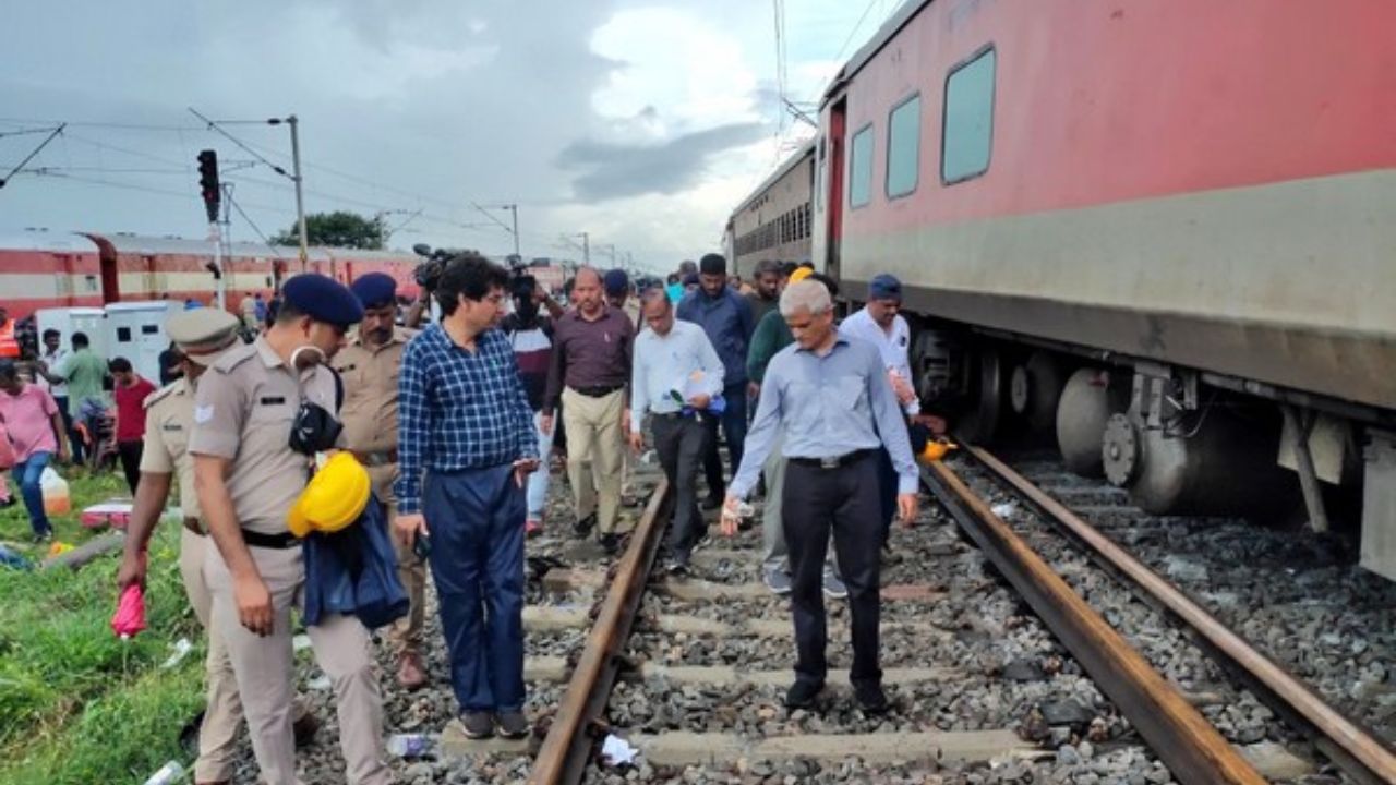 Train Incident: లోకో పైలట్ చాకచక్యంతో తప్పిన భారీ రైలు ప్రమాదం