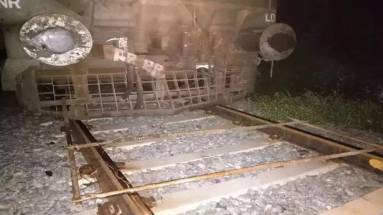 Train Incident: ఎందుకురా ఇలా చేస్తున్నారు.. మరోమారు రైలును పట్టాలు తప్పించే ప్రయత్నాలు