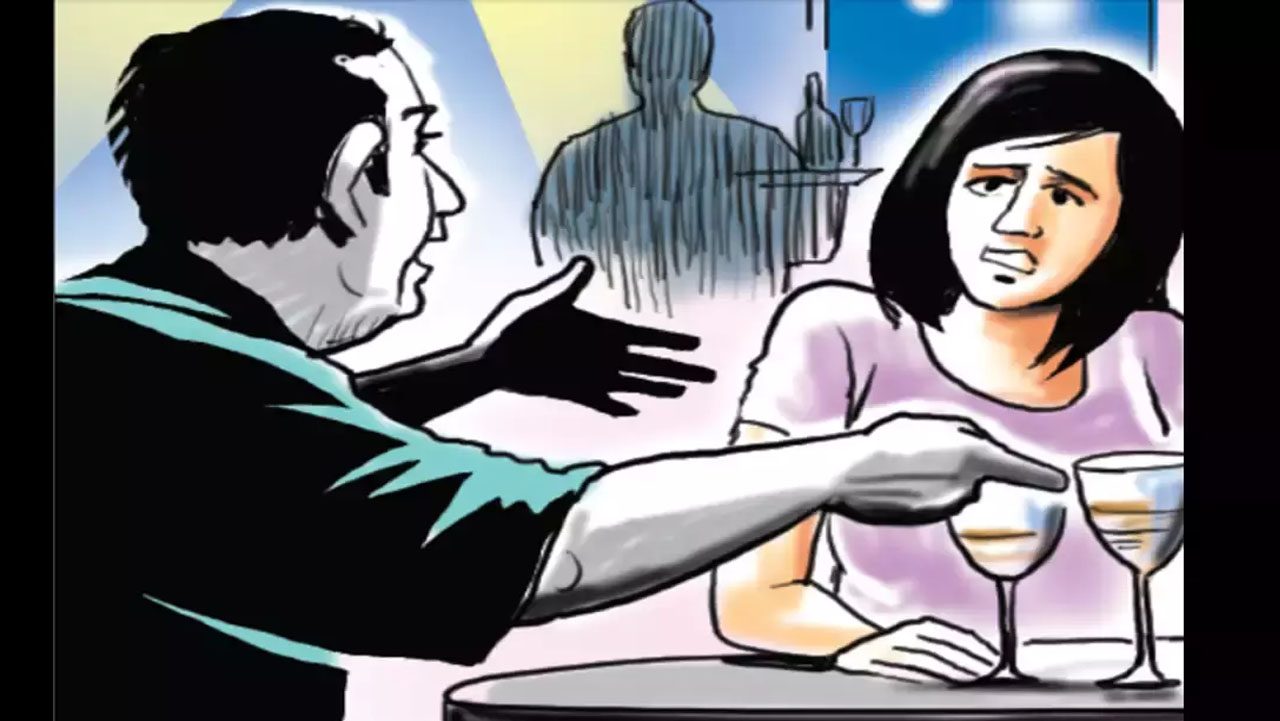 UP: తన భార్య రోజూ మద్యం తాగుతూ.. తనతో కూడా బలవంతంగా తాగిస్తుందని భర్త ఆవేదన..