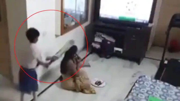 Mobile Phone: ఫోన్ ఇవ్వకపోవడంతో తల్లి తలపై బ్యాట్‌తో కొట్టిన పిల్లాడు.. అపస్మారక స్థితిలోకి తల్లి!(వీడియో)