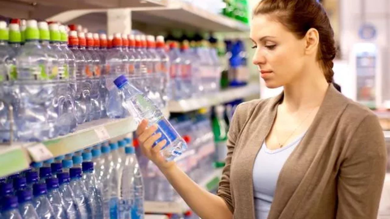 Water Bottle Cap Colors: వాటర్ బాటిల్ క్యాప్స్ రంగులలో తేడాలు ఉన్నాయని ఆలోచించారా? అలా ఎందుకంటే?