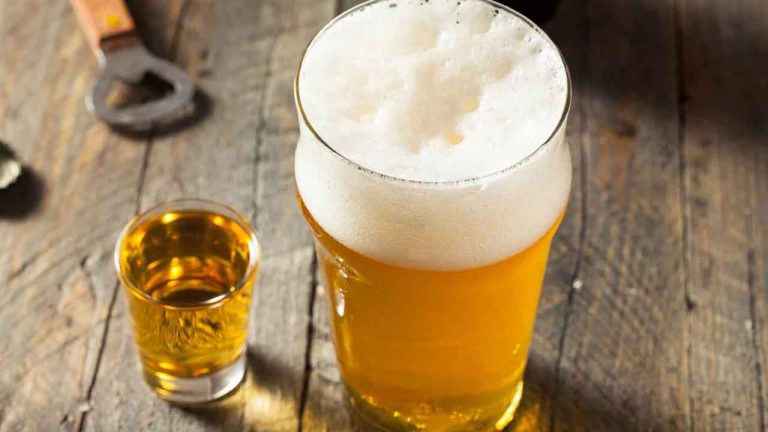 Liquor : విస్కీ, బీరు కలిపి తాగితే ఏం జరుగుతుందో తెలుసా..?