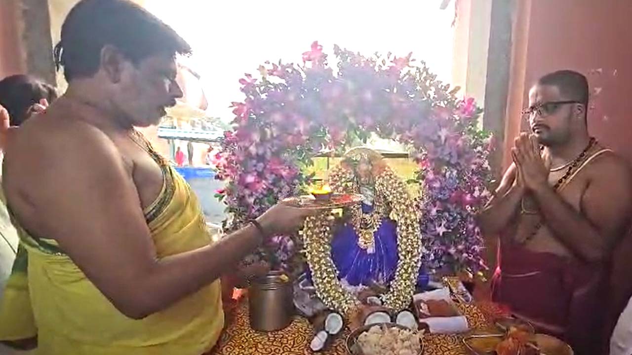 Edupayala Temple: సింగూరుకు మంజీరా పరవళ్లు.. రాజగోపురంలోనే దేవి శరన్నవరాత్రి ఉత్సవాలు..