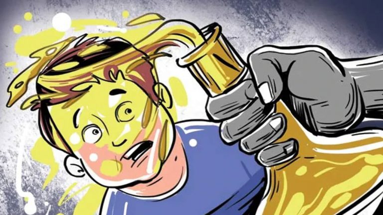 Acid Attack : యువకుడిపై యువతి యాసిడ్‌తో దాడికి యత్నం