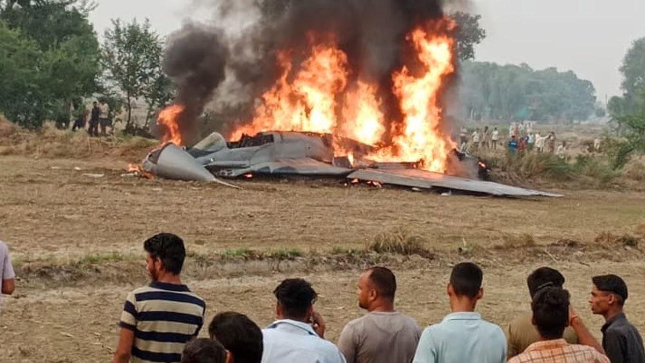 Air force plane crashes: కూలిన ఎయిర్ ఫోర్స్ విమానం.. పోలాల్లో పడి బూడిదైన జెట్..