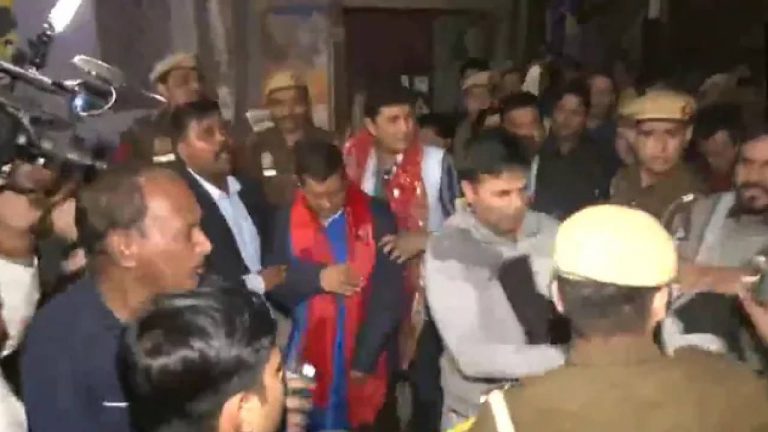 Arvind Kejriwal: కేజ్రీవాల్‌ దాడి.. లిక్విడ్ విసిరిన వ్యక్తి..