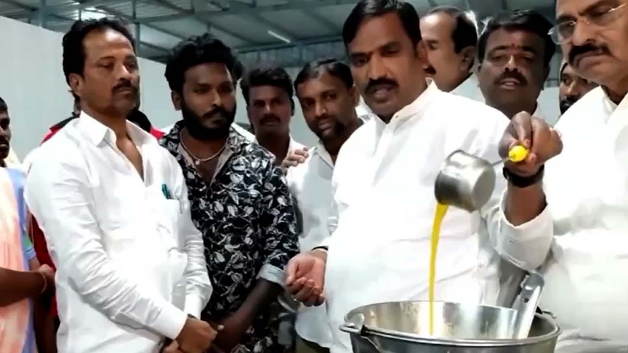 Beerla Ilaiah: గుట్కా తింటూ వంట చేస్తావా.. వంట మనిషిపై ఎమ్మెల్యే బీర్ల ఐలయ్య ఆగ్రహం