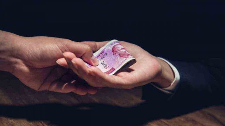 Bribe: రూ.50 వేలు లంచం తీసుకుంటూ ఏసీబీకి పట్టుబడ్డ అసిస్టెంట్ కమిషనర్..