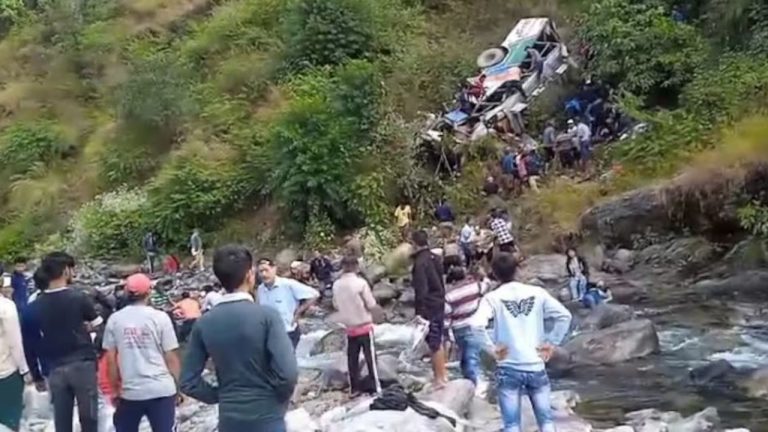 Bus Fall Into Ditch: కాలువలో పడ్డ బస్సు.. 28 మంది మృతి