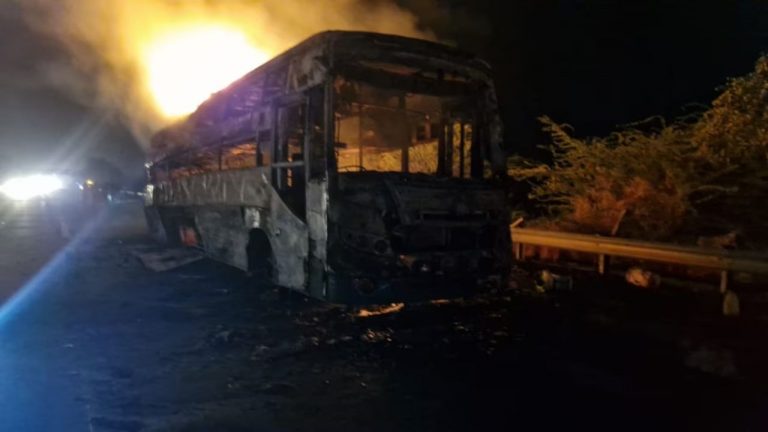 Bus Fire Accident: బస్సులో ఒక్కసారిగా మంటలు.. ఆహాకారాలు పెట్టిన ప్రయాణికులు