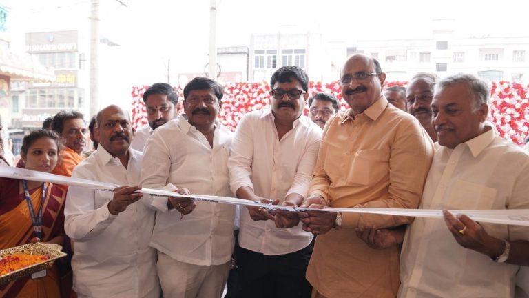 CMR SHOPPING MALL: గుడివాడలో సి.ఎం.ఆర్. షాపింగ్ మాల్ ఘనంగా ప్రారంభం..