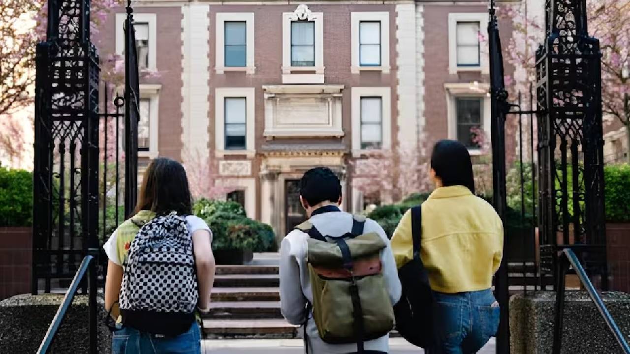 Canada Student Visa: కెనడా వెళ్లాలనుకుంటున్న ఇండియన్ స్టూడెంట్స్‌కి షాక్.. SDS వీసా నిలిపివేత..