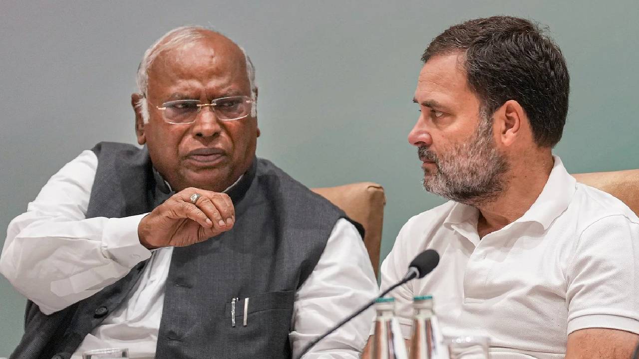 Congress: కాంగ్రెస్‌లో ‘‘మహా’’ ఓటమి నిరాశ.. కుట్ర దాగి ఉందని ఈసీకి ఫిర్యాదు..