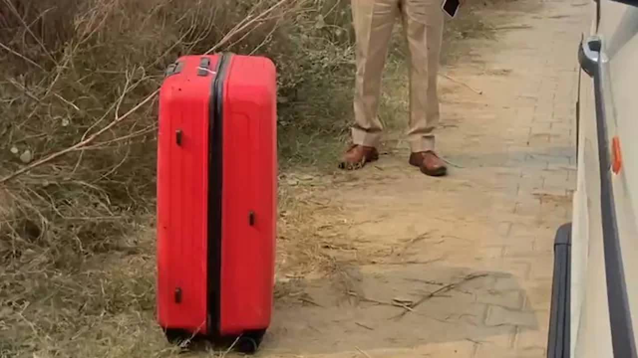 Crime: రోడ్డు పక్కన సూట్‌కేస్‌లో మహిళ మృతదేహం..