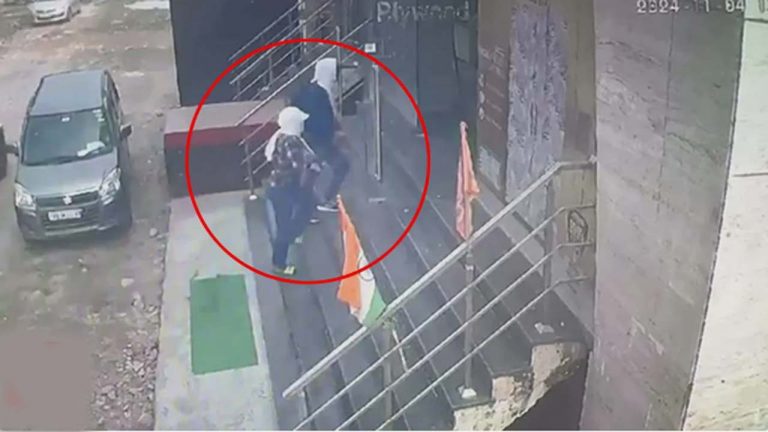 Delhi: ఢిల్లీలో రెచ్చిపోయిన గ్యాంగ్‌స్టర్లు.. షోరూమ్‌‌పై కాల్పులు.. రూ.10 కోట్ల డిమాండ్