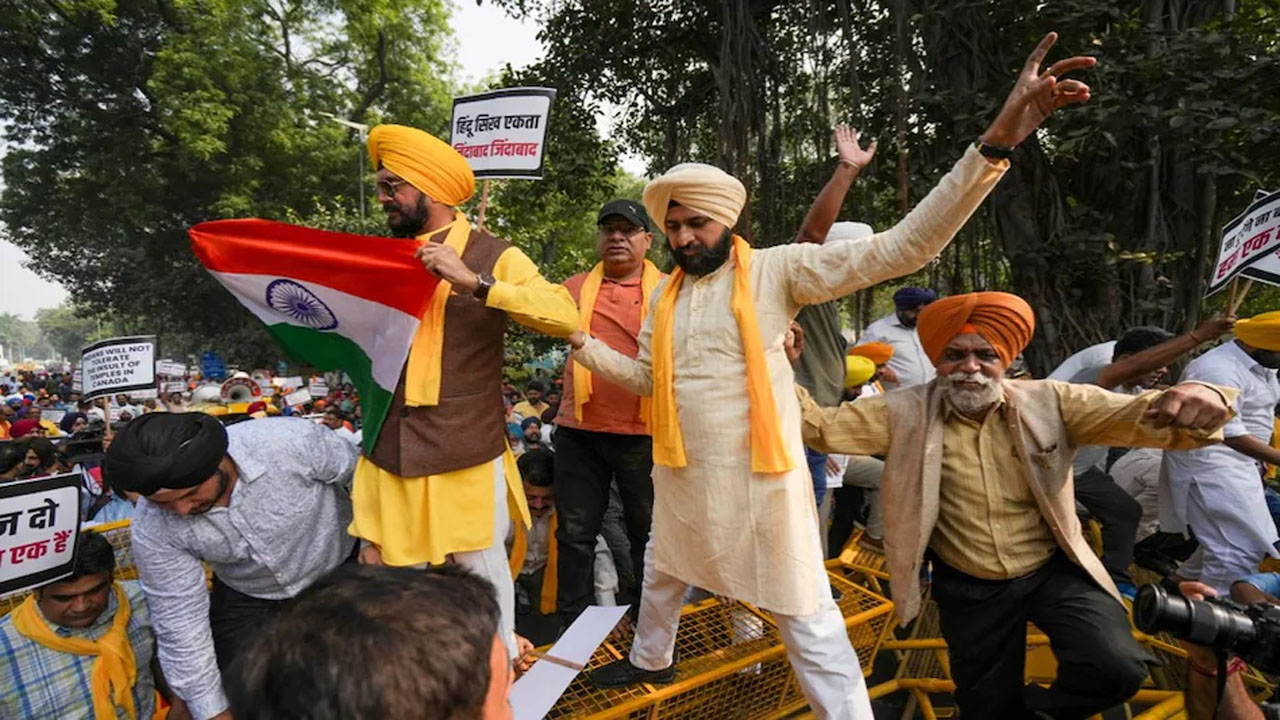 Delhi: హిందూ ఆలయాలపై దాడులు చేస్తే ఊరుకోం.. సిక్కుల భారీ నిరసన(వీడియో)