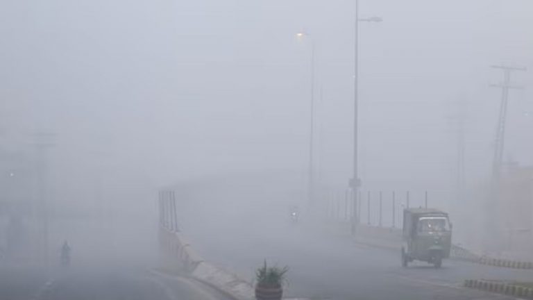 Delhi AQI: ఢిల్లీలో 400 దాటిన ఏక్యూఐ.. అసౌకర్యానికి గురవుతున్న ప్రజలు!