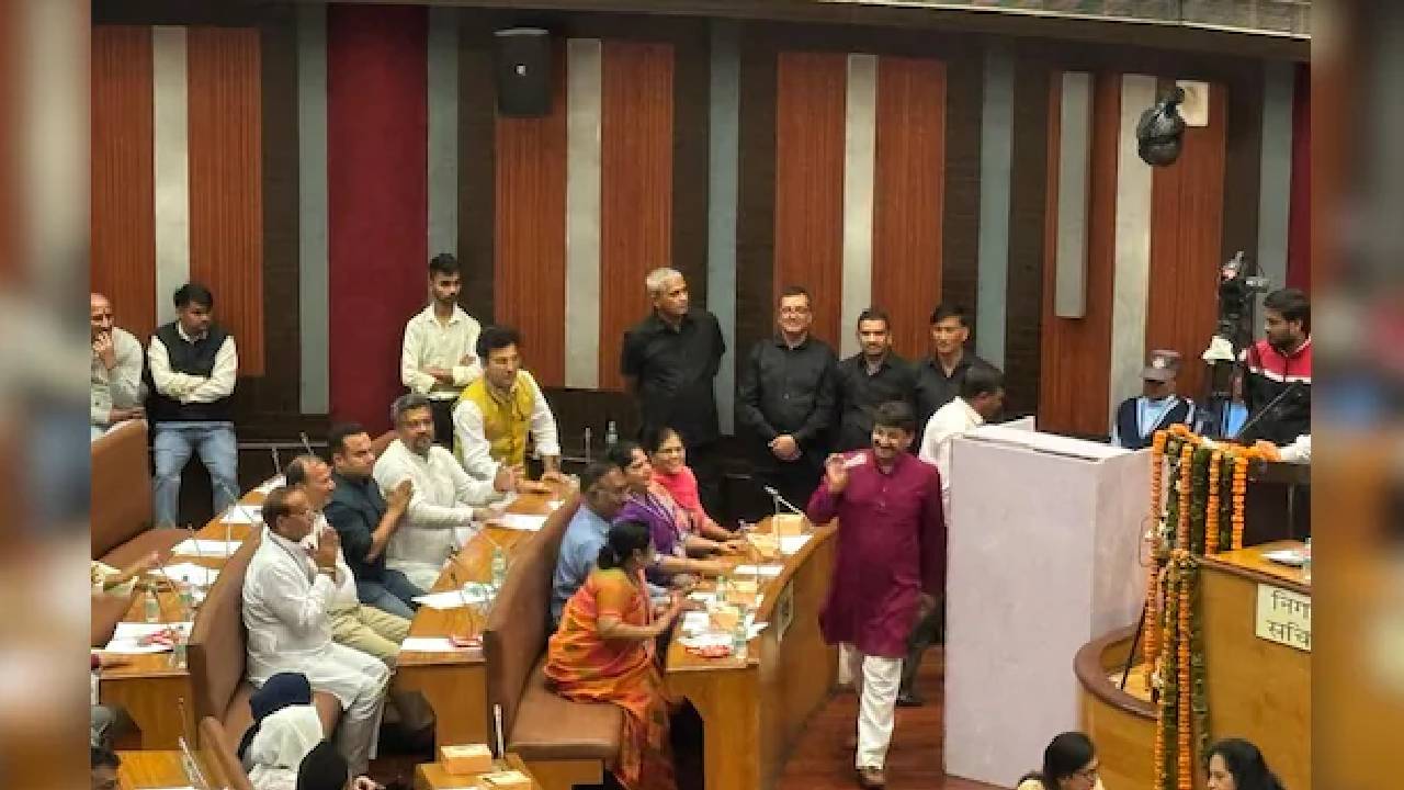 Delhi Mayor Polls: ఢిల్లీ మేయర్ ఎన్నికల్లో గందరగోళం.. కాంగ్రెస్ కౌన్సిలర్ రాజీనామా..