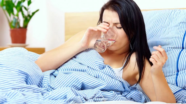 Drink Water: తలనొప్పి, జ్వరంతో బాధపడేవారు నీళ్లు తాగొచ్చా?.. తాగితే ఏం జరుగుతుంది?