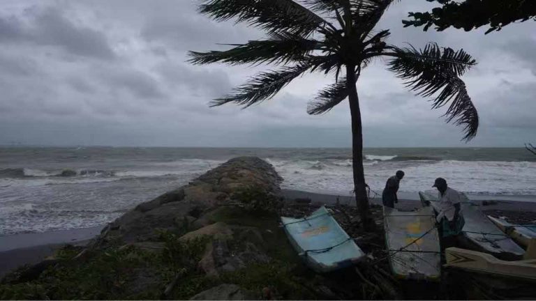 Fengal Cyclone: 3-4 గంటల్లో తీరం దాటనున్న ఫెంగల్ తుఫాన్.. బీభత్సం సృష్టించే ఛాన్స్