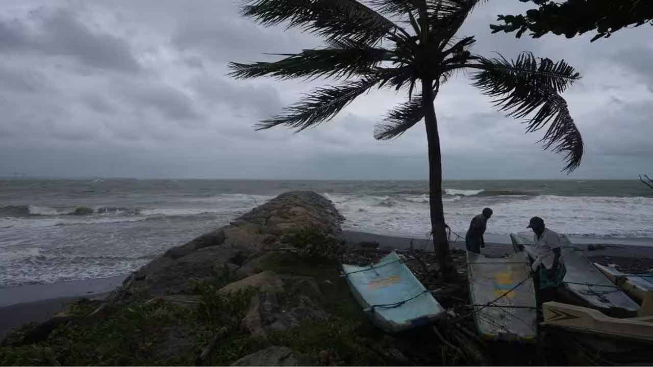 Fengal Cyclone: 3-4 గంటల్లో తీరం దాటనున్న ఫెంగల్ తుఫాన్.. బీభత్సం సృష్టించే ఛాన్స్