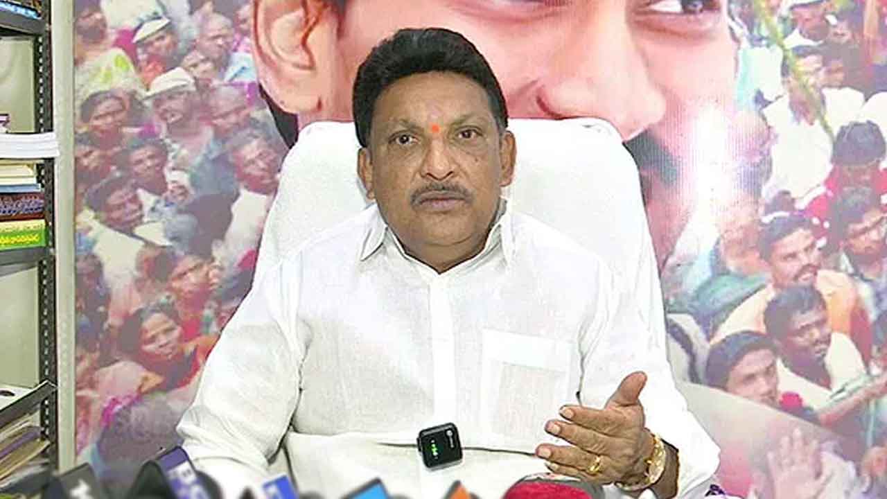 IT Raids: మాజీ ఎమ్మెల్యే గ్రంధి శ్రీనివాస్ ఇంటిపై ఐటీ దాడులు.. అర్ధరాత్రి వరకు సోదాలు..