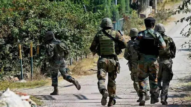 Jammu Kashmir: విలేజ్ గార్డుల్ని చంపిన టెర్రరిస్టులు ట్రాప్.. కొనసాగుతున్న ఎన్‌కౌంటర్..