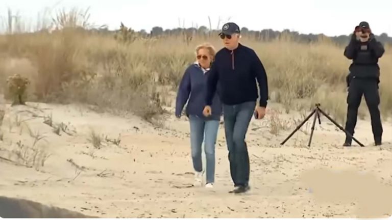 Joe Biden: ఇసుక బీచ్‌లో బైడెన్ పలుమార్లు తడబాటు.. వీడియో వైరల్