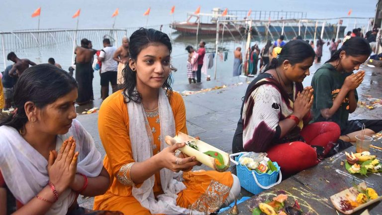 Karthika Somavaaram: కార్తీక చివరి సోమవారం.. శివ నామస్మరణతో మార్మోగుతున్న శైవ క్షేత్రాలు..