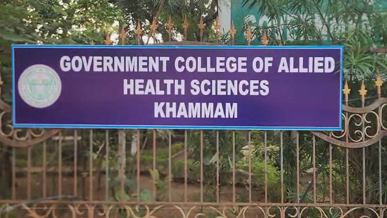 Khammam: మెడికల్ కాలేజీలో అసిస్టెంట్ ప్రొఫెసర్ నిర్వాకం.. ఫస్టియర్ విద్యార్థికి గుండు కొట్టిచ్చిన వైనం..