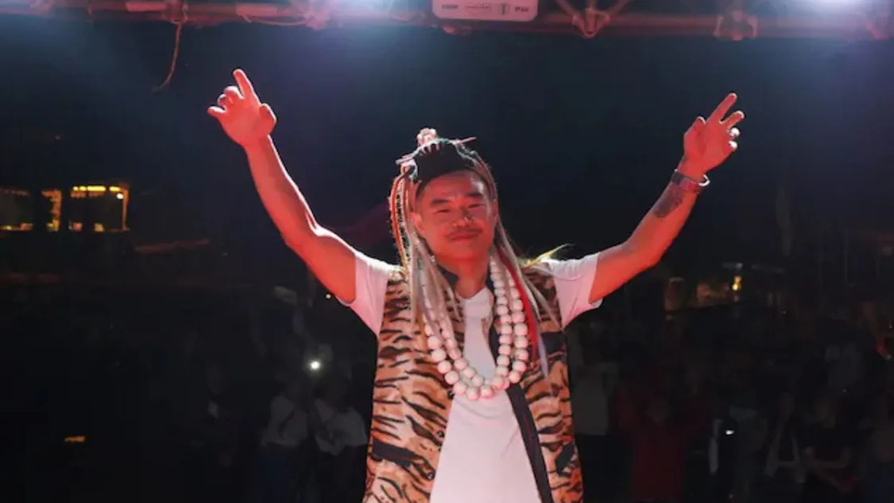 Arunachal Pradesh: వేదికపైనే కోడిని చంపి రక్తం తాగిన ప్రముఖ సింగర్(వీడియో)