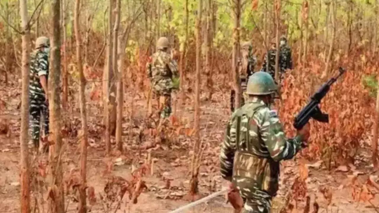 Massive Encounter: ఛత్తీస్‎గడ్‎లో భారీ ఎన్‎కౌంటర్.. 10 మంది మావోయిస్టులు మృతి