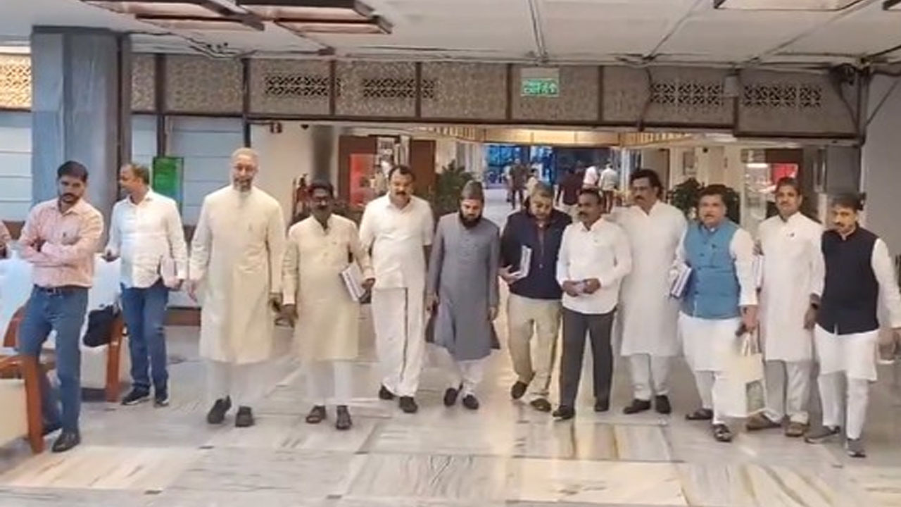 Waqf Bill: ఇలా చేస్తే జేపీసీ నుంచి తప్పుకుంటాం.. లోక్‌సభ స్పీకర్‌కు లేఖ రాసిన ప్రతిపక్ష ఎంపీలు..