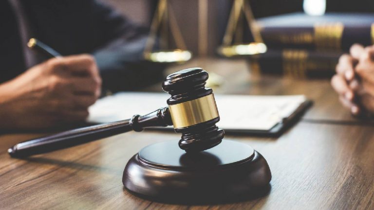 Madras High Court:  ప్రేమలో ఉన్న టీనేజర్లు కౌగిలించుకోవడం, ముద్దు పెట్టుకోవడం సహజం..