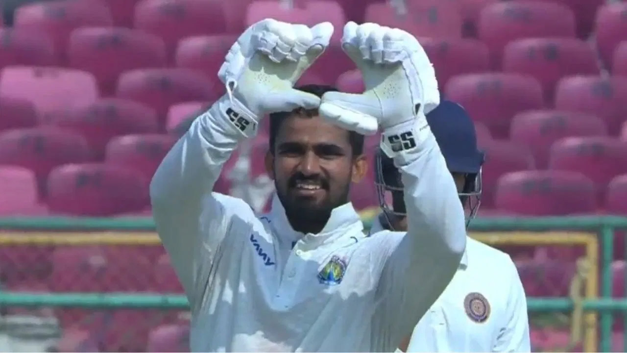 Ranji Trophy: మెగా వేలానికి ముందు వీర బాదుడు.. ట్రిపుల్ సెంచరీ సాధించిన లోమ్రోర్