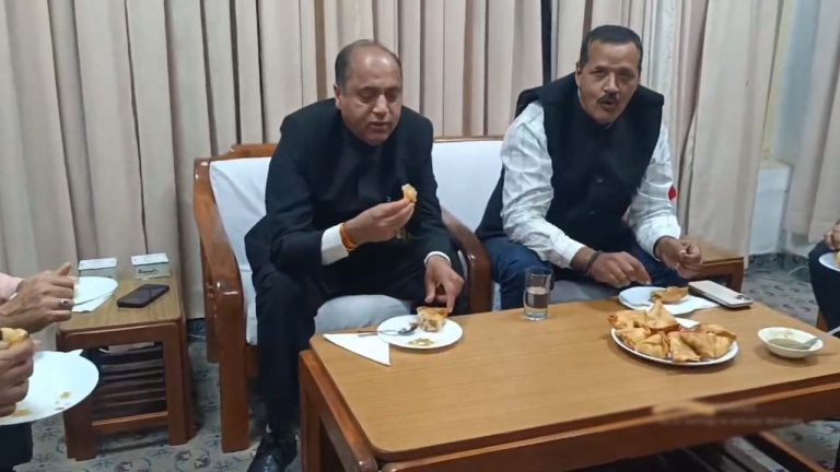 Mandi: కార్యకర్తలకు బీజేపీ నేత జైరామ్ ఠాకూర్ సమోసా పార్టీ