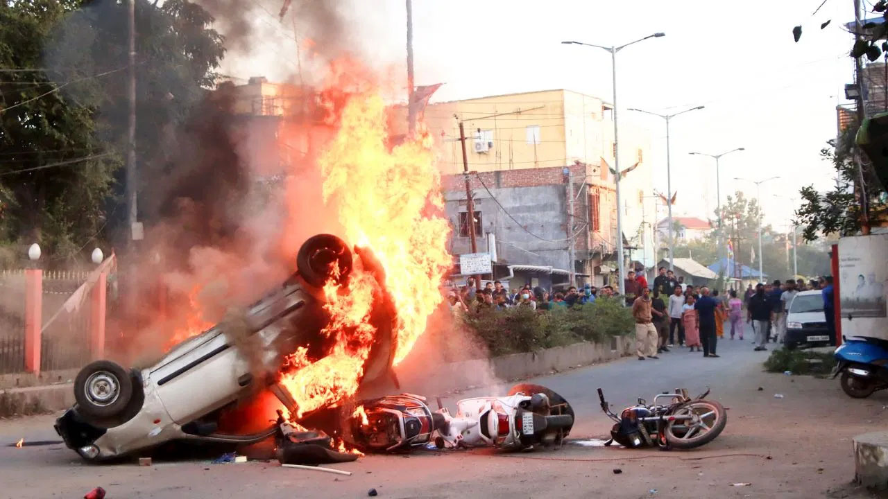 Manipur violence: మణిపూర్‌లో మరోసారి చెలరేగిన హింస.. ఆ జిల్లాలో కర్ఫ్యూ..