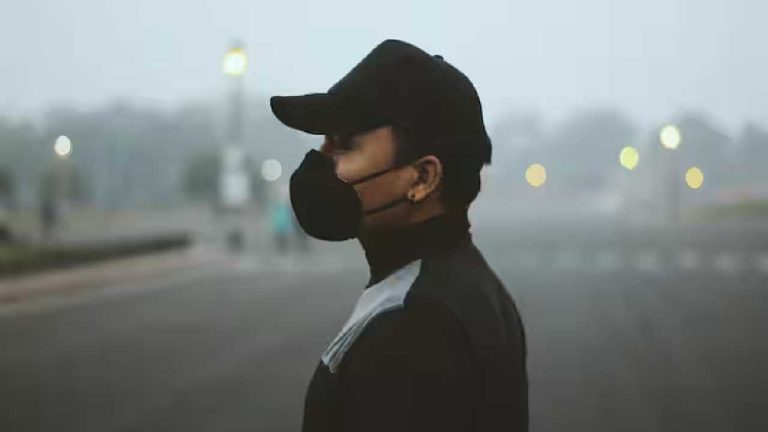 Delhi Pollution : ఢిల్లీ గాలిలో జీవించడం అంటే రోజుకు ఎన్ని సిగరెట్లు తాగడంతో సమానమో తెలుసా ?