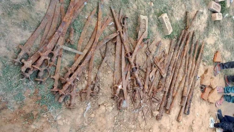 UP : పొలం దున్నుతుండగా బయటపడ్డ.. 200ఏళ్ల నాటి కత్తులు, తుపాకులు