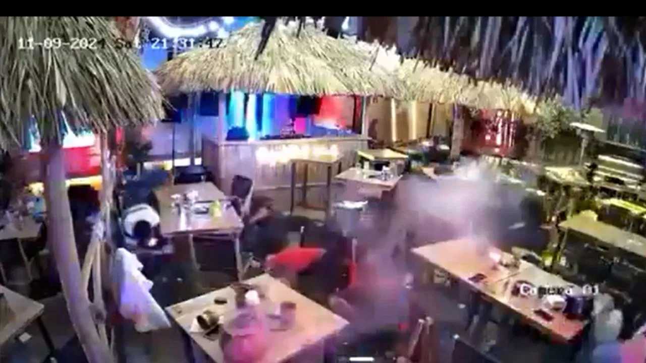 Mexico : మెక్సికన్ బార్‌లో విచక్షణారహితంగా కాల్పులు..10 మంది మృతి