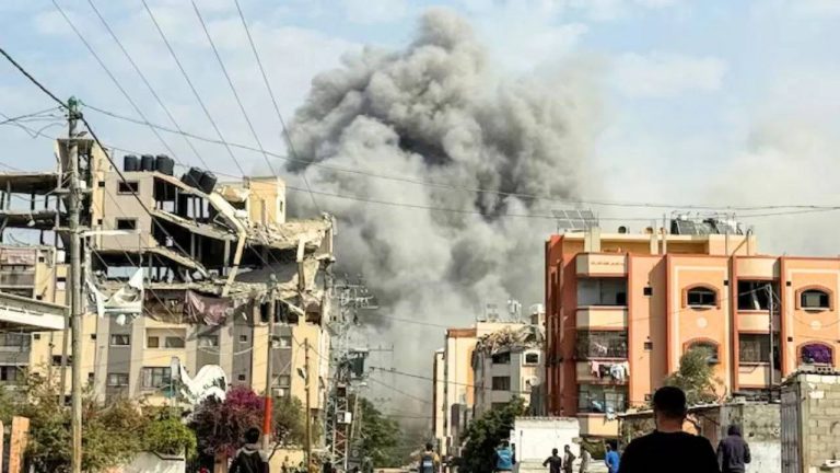 Israeli Airstrikes : ఒక పక్క హమాస్-హిజ్బుల్లాతో యుద్ధం.. మరో పక్క సిరియా పై బాంబుల వర్షం కురిపించిన ఇజ్రాయెల్