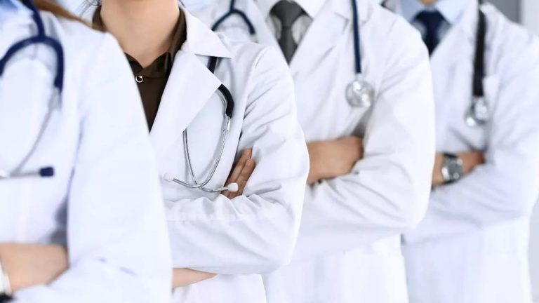 Nizamabad: క్లినిక్ లపై తెలంగాణ వైద్య బృందం తనిఖీలు.. నకిలీ వైద్యుల గుట్టు రట్టు..