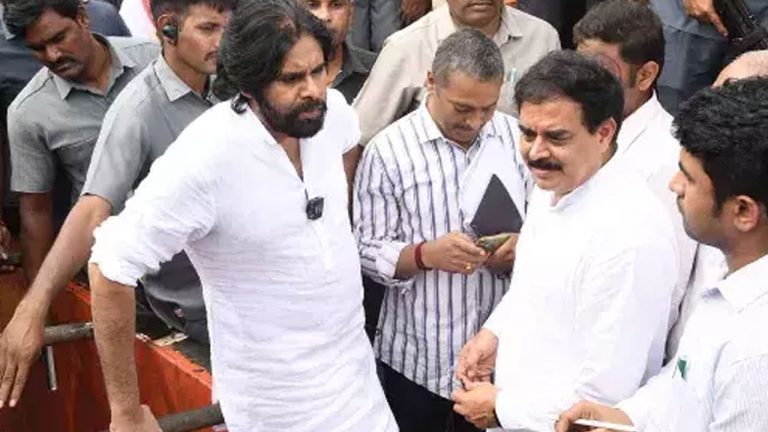 Pawan Kalyan : రైస్‌ శాంపిల్స్‌ను పరిశీలించిన డిప్యూటీ సీఎం పవన్‌.. ఎమ్మెల్యేపై ఆగ్రహం