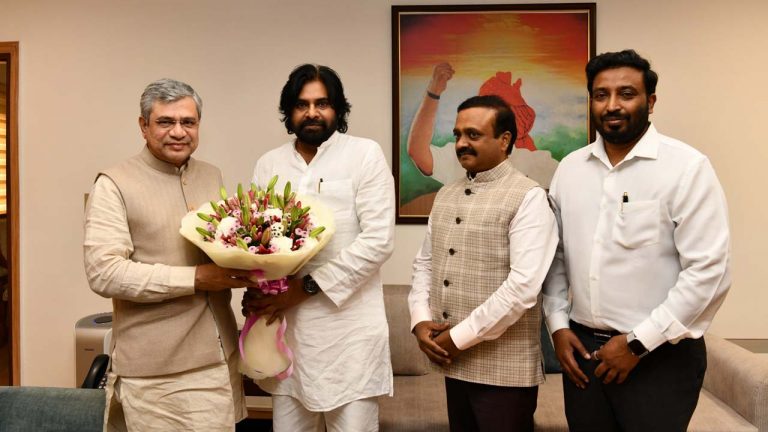 Pawan Kalyan: రైల్వే మంత్రితో ముగిసిన పవన్ భేటీ.. పిఠాపురంలో పలు అభివృద్ధి పనులపై చర్చ