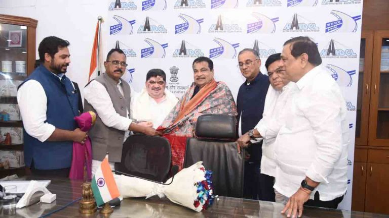 Minister Ponnam Prabhakar: కేంద్ర మంత్రి నితిన్ గడ్కరీతో మంత్రి పొన్నం ప్రభాకర్ భేటీ