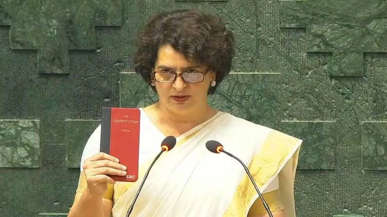 Priyanka Gandhi : ఎంపీగా ప్రమాణ స్వీకారం చేసిన ప్రియాంక గాంధీ.. చేతిలో రాజ్యాంగ ప్రతిని పట్టుకుని…