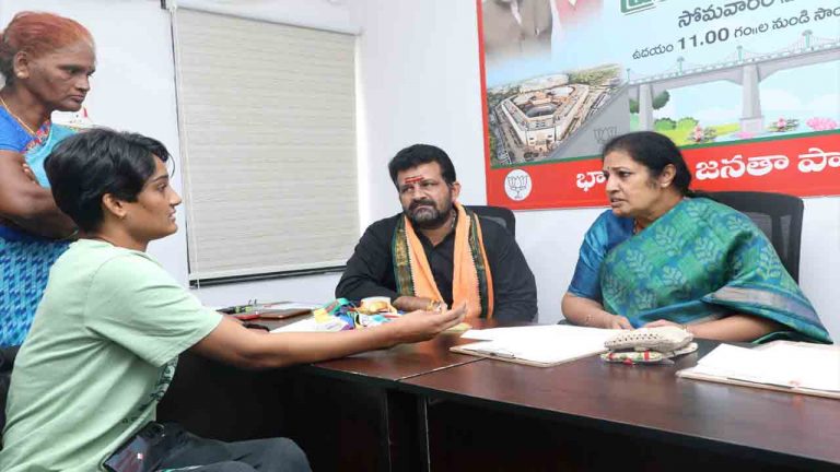 Purandeswari: వికలాంగ క్రీడాకారిణికి ధైర్యం నింపిన ఎంపీ పురంధేశ్వరి