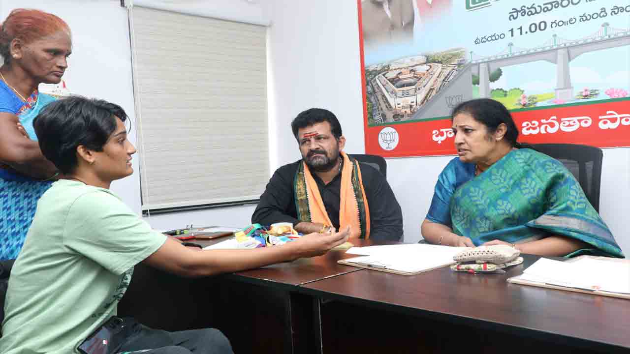 Purandeswari: వికలాంగ క్రీడాకారిణికి ధైర్యం నింపిన ఎంపీ పురంధేశ్వరి